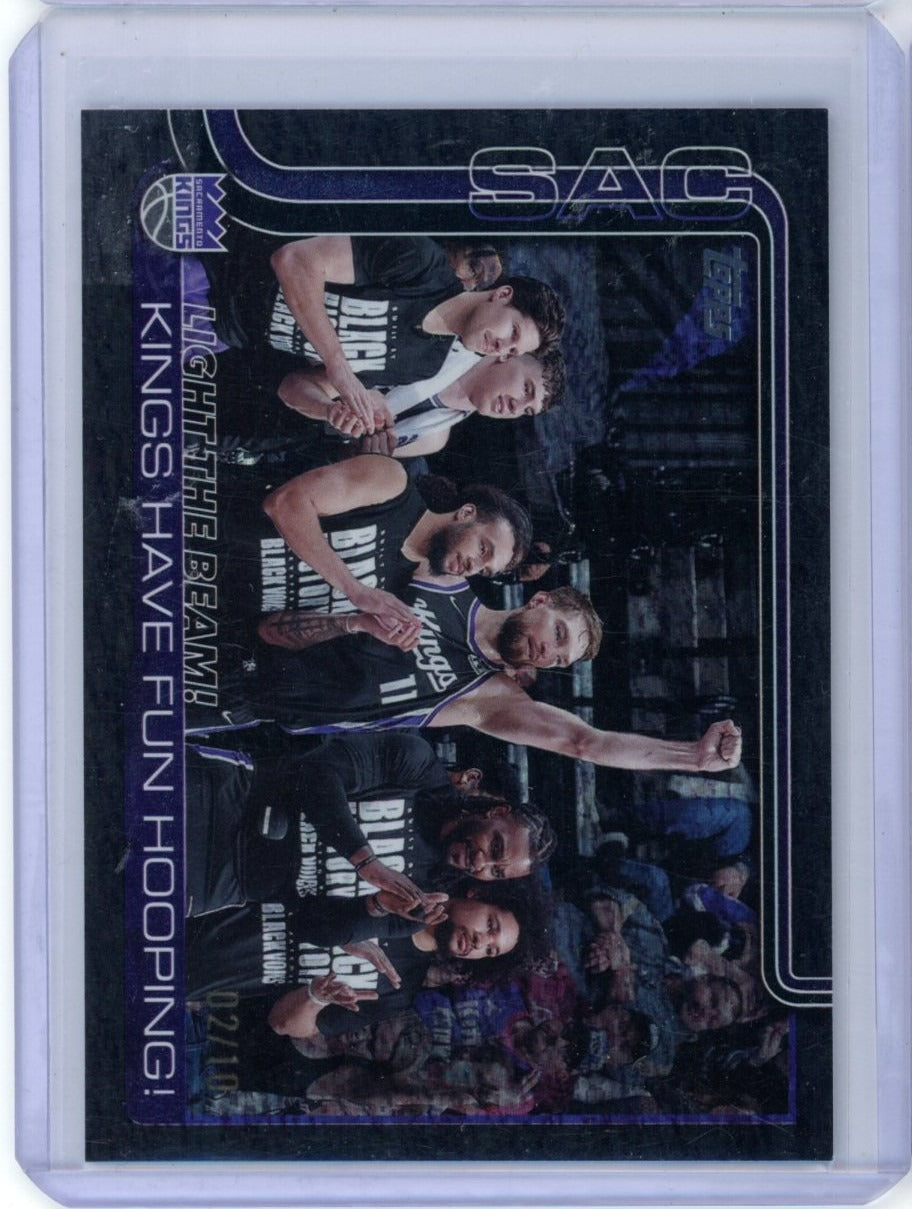 2025-26 Topps #295 Light The Beam!: Kings Have Fun Hooping! /10 — front