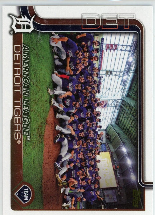2025 Topps #34 Detroit Tigers Golden Mirror — front